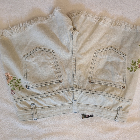 Blue Jean shorts with beautiful floral stitchwork - Picture 3 of 4